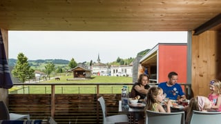 Familie sitzt an einem Tisch