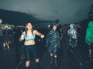 Festivalbesucherinnen im Regen
