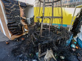 Ein abgebrannter Weihnachtsbaum an der Zürcher Europaallee. (keystone)