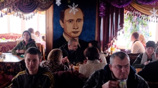 Ein Portrait von Wladimir Putin hängt über einem Café in einer südrussischen Stadt. 