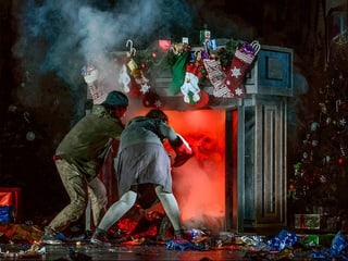 Hänsel und Gretel von hinten, viel Rauch und viele Geschenke auf der Bühne des Opernhauses. Hänsel und Gretel von hinten, viel Rauch und viele Geschenke auf der Bühne des Opernhauses.