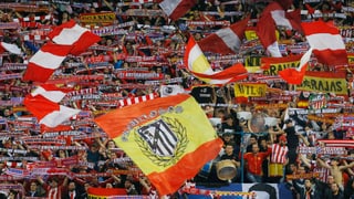 Eine Tribüne mit spanischen Flaggen.