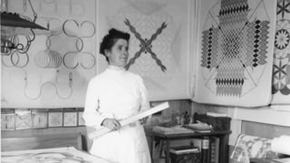 eine schwarz-weiss Fotografie einer Frau mit Linie am Tisch eine schwarz-weiss Fotografie einer Frau mit Linie am Tisch