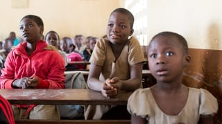 Schülerinnen gehen in Burkina Faso in die Schule
