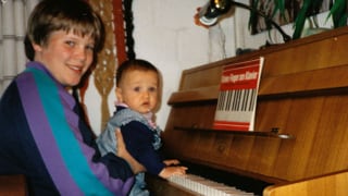 Stefan Siegenthaler mit seinem Cousin am Klavier.