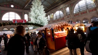 Weihnachtsmarkt in der Halle des Hauptbahnhofes Zürich.