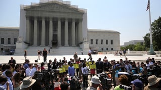 Demonstranten und Presse vor dem Gebäude des Supreme Court