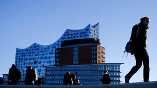 Leute stehen vor einem riesigen Gebäude. Leute stehen vor einem riesigen Gebäude.