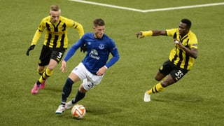 Evertons  Ross Barkley (Mitte) läuft den YB-Spielern Florent Hadergjonay (l.) und Sekou Sanogo davon.  