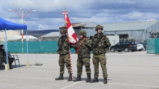 Soldaten mit Fahne auf Flughafen.