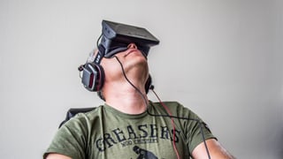 Ein Mann trägt einen Prototyp der Oculus Rift Brille