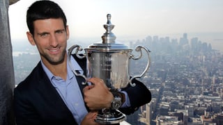 Novak Djokovic mit der US-Open-Trophäe im Arm.
