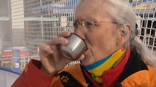 Frau trinkt aus Becher Frau trinkt aus Becher