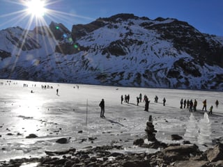 Personen auf dem gefrorenen Melchsee.
