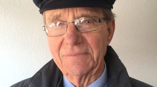 Jürgen Eggert im Porträt. Er trägt eine Brille und einen Hut. Jürgen Eggert im Porträt. Er trägt eine Brille und einen Hut.