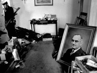Ein verlassener Raum, bewacht von einem Marinesoldten – ein Porträtbild von Marcelo Caetano steht auf dem Boden.