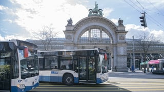Der Luzerner Bahnhofplatz heute - im Vordergrund zwei Busse. Der Luzerner Bahnhofplatz heute - im Vordergrund zwei Busse.