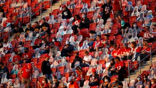 Zuschauer des Super Bowls sitzen auf der Tribüne. 