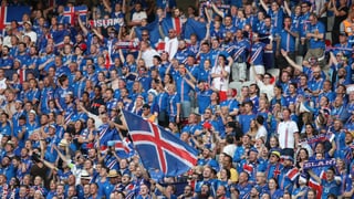 Isländische Fans machen im Stadion Stimmung.