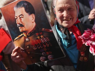 Frau mit Bild von Stalin