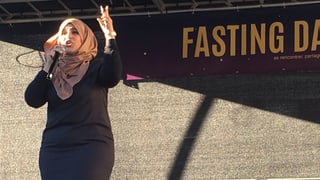 Frau mit Kopftuch auf Bühne