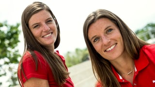 Die Leichtathletik-Schwestern Lea und Ellen Sprunger posieren gemeinsam. Die Leichtathletik-Schwestern Lea und Ellen Sprunger posieren gemeinsam.