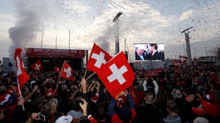Gegen 10'000 Zuschauer bereiteten den Schweizern einen gebührenden Empfang.