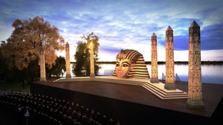 Sechs riesige Säulen und ein grossr Pharaonenkopf auf der Bühne vor dem See.