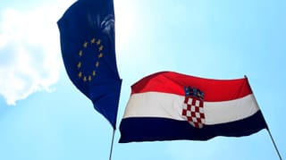 Eine EU-Fahne und die kroatische Flagge. Eine EU-Fahne und die kroatische Flagge.