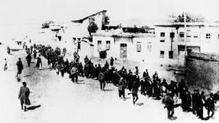 Armenier 1915 auf einem Todesmarsch Armenier 1915 auf einem Todesmarsch