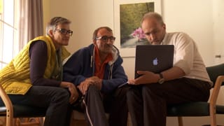 Stefan Jäggi zeigt einem Patienten das gedrehte Filmmaterial. Stefan Jäggi zeigt einem Patienten das gedrehte Filmmaterial.