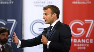 Macron spricht ins Mikro am G7-Gipfel. Macron spricht ins Mikro am G7-Gipfel.