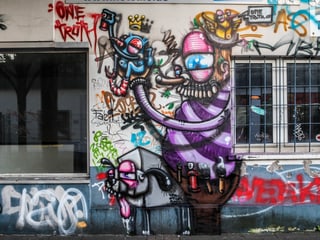 Ein Graffiti, das einen Mann mit violettem Gewand zeigt.