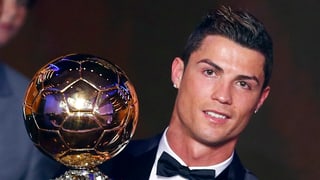 Cristiano Ronaldo mit der goldenen Trophäe.