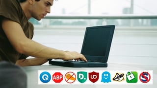 Mann arbeitet an einem Laptop, darunter die Logos von Tracking-Blockern.