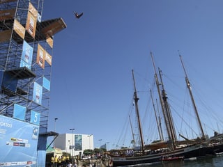 Von dieser Plattform an der Moll de la Fusta beim Hafen von Barcelona kämpfen die Cliff Diver um WM-Gold.