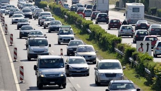 Ein Autostau auf eine Schweizer Autobahn mit lauter grauen Autos.