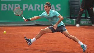 Federer streckt sich auf dem roten Sand von Istanbul mit dem rechten Arm nach einem Ball.