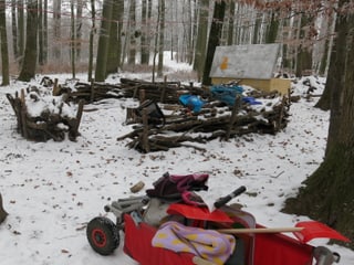 Waldsofa, kleiner Wagen mit Schneeschaufeln etc.