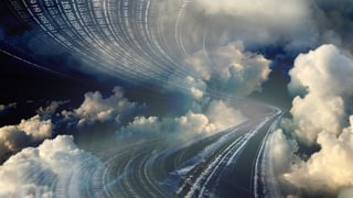 Bildmontage: Eine Strasse durch Wolken mit verschwommenem Programmiercode.