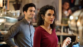 Eine Frau steht in einem Cafe. Eine Frau steht in einem Cafe.