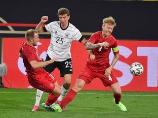 Thomas Müller (Mitte) im Kampf um den Ball mit Christian Eriksen (links) und Simon Kjaer (rechts) Thomas Müller (Mitte) im Kampf um den Ball mit Christian Eriksen (links) und Simon Kjaer (rechts)