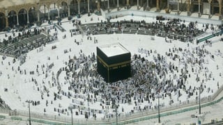 Pilger stehen um die Kaaba in Mekka