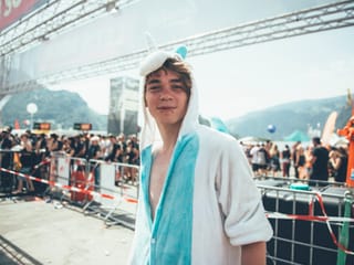 Festivalbesucher im Einhorn-Onsie