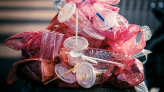 Eine Anhäufung von Plastik-Abfall aus Trinkbechern und Plastiksäckchen. Eine Anhäufung von Plastik-Abfall aus Trinkbechern und Plastiksäckchen.