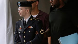 Bradley Manning in seiner Uniform und Handschellen. Bradley Manning in seiner Uniform und Handschellen.