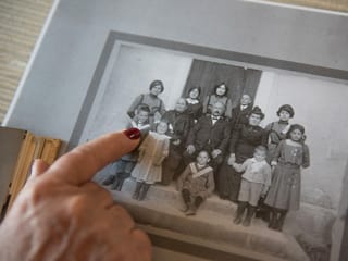 Simone Sieder-Gigandet zeigt ihrem Vater Firmin Gigandet als Junge auf einem Familienfoto. Simone Sieder-Gigandet zeigt ihrem Vater Firmin Gigandet als Junge auf einem Familienfoto.