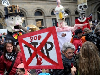 Demonstranten mit einem «Stopp-TTIP-Schild».