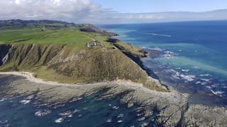 Klippen und Meer in Neuseeland.