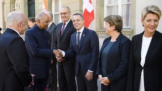 Bundesräte in Reihe stehend und der indische Gast schüttelt die Hände. Bundesräte in Reihe stehend und der indische Gast schüttelt die Hände.